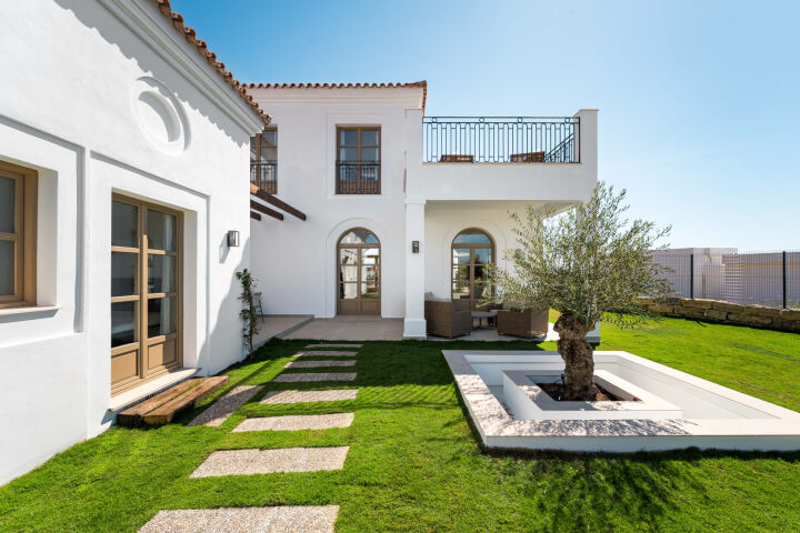 Villa Montilla - Brand New 4-Bedroom Villa with Panoramic Sea Views in Estepona West