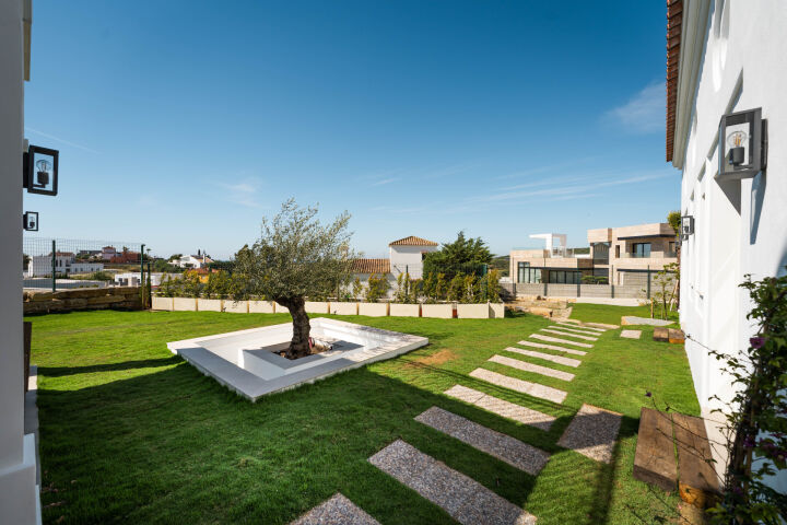 Villa Montilla - Brand New 4-Bedroom Villa with Panoramic Sea Views in Estepona West
