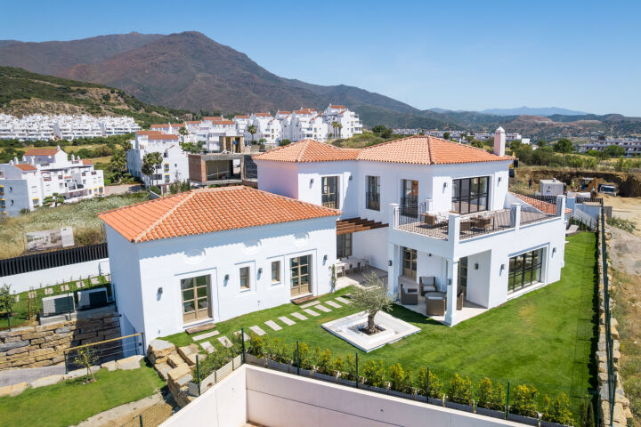 Villa Montilla - Brand New 4-Bedroom Villa with Panoramic Sea Views in Estepona West