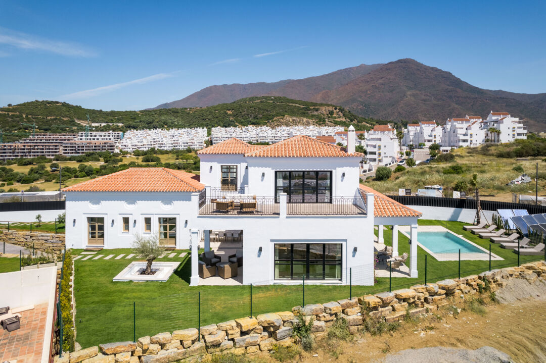 Villa Montilla - Brand New 4-Bedroom Villa with Panoramic Sea Views in Estepona West