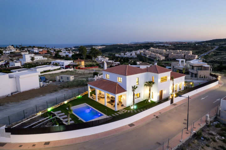 Villa Montilla - Brand New 4-Bedroom Villa with Panoramic Sea Views in Estepona West