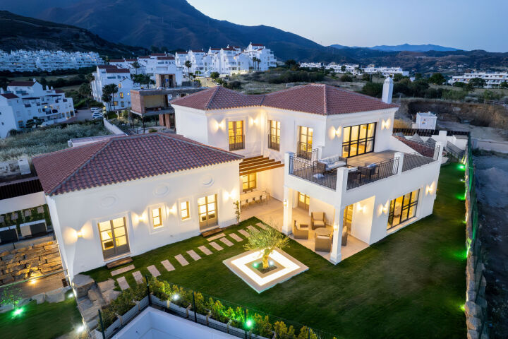 Villa Montilla - Brand New 4-Bedroom Villa with Panoramic Sea Views in Estepona West