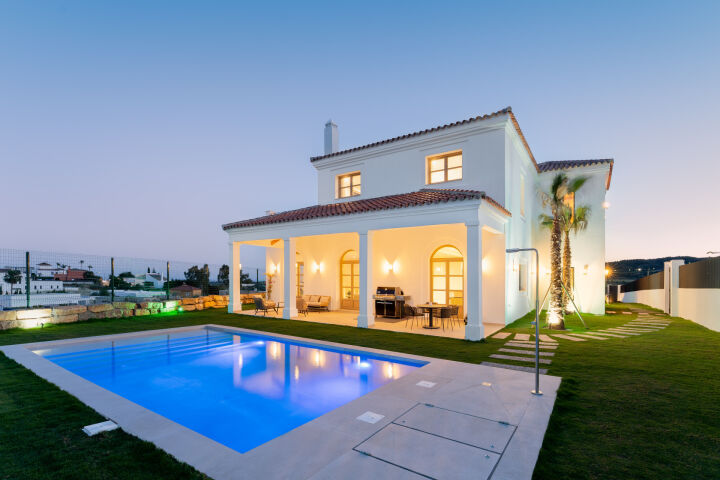 Villa Montilla - Brand New 4-Bedroom Villa with Panoramic Sea Views in Estepona West