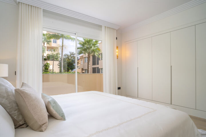 Apartment Albatros - 4-Bedroom Renovated Penthouse with Sea Views in Nueva Andalucia
