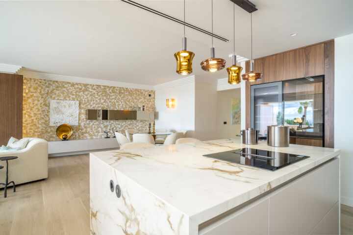 Apartment Albatros - 4-Bedroom Renovated Penthouse with Sea Views in Nueva Andalucia