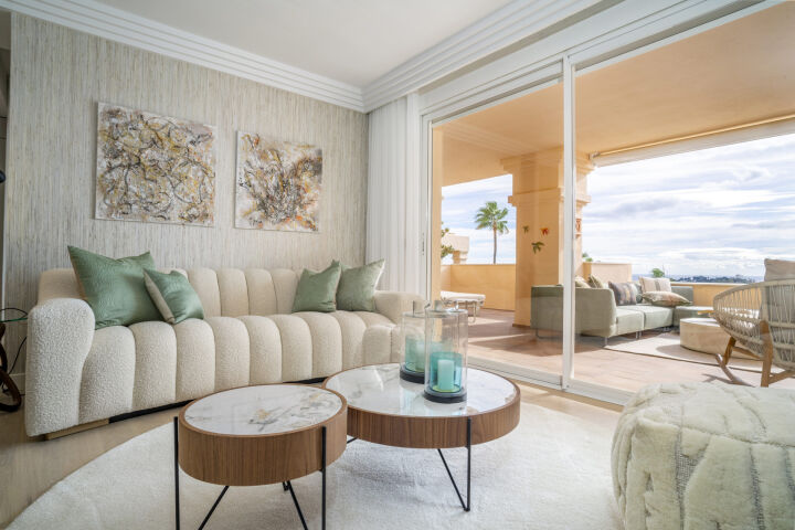Apartment Albatros - 4-Bedroom Renovated Penthouse with Sea Views in Nueva Andalucia