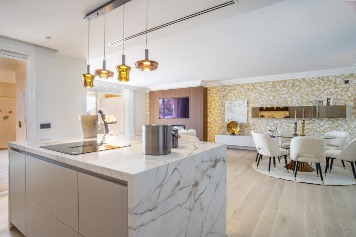 Apartment Albatros - 4-Bedroom Renovated Penthouse with Sea Views in Nueva Andalucia