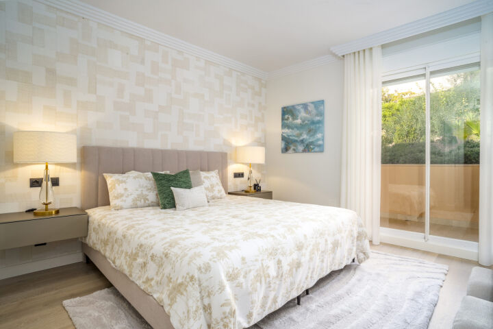 Apartment Albatros - 4-Bedroom Renovated Penthouse with Sea Views in Nueva Andalucia
