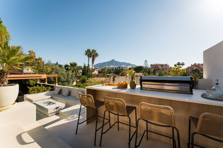 Villa View - Stunning Renovated Villa with Sea Views in Nueva Andalucía