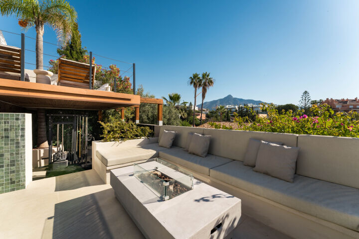 Villa View - Stunning Renovated Villa with Sea Views in Nueva Andalucía