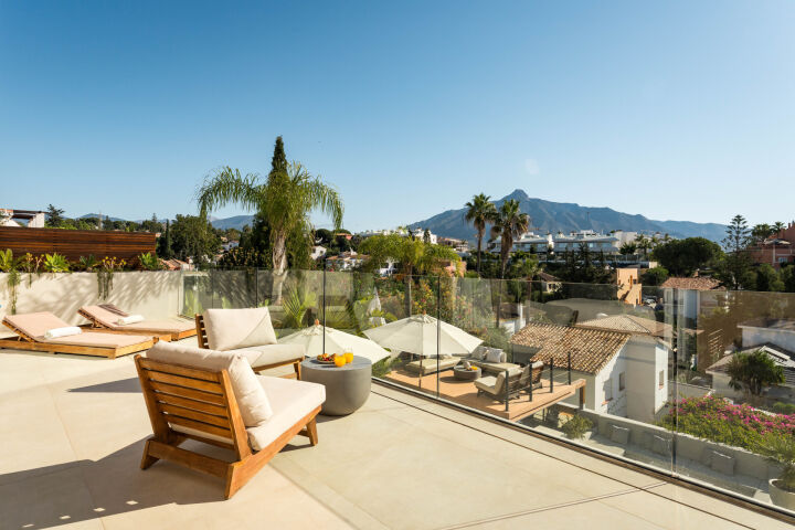 Villa View - Stunning Renovated Villa with Sea Views in Nueva Andalucía