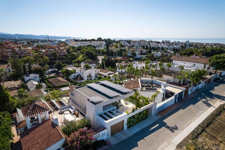 Villa View - Stunning Renovated Villa with Sea Views in Nueva Andalucía