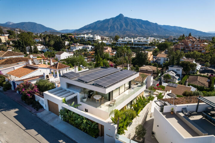Villa View - Stunning Renovated Villa with Sea Views in Nueva Andalucía