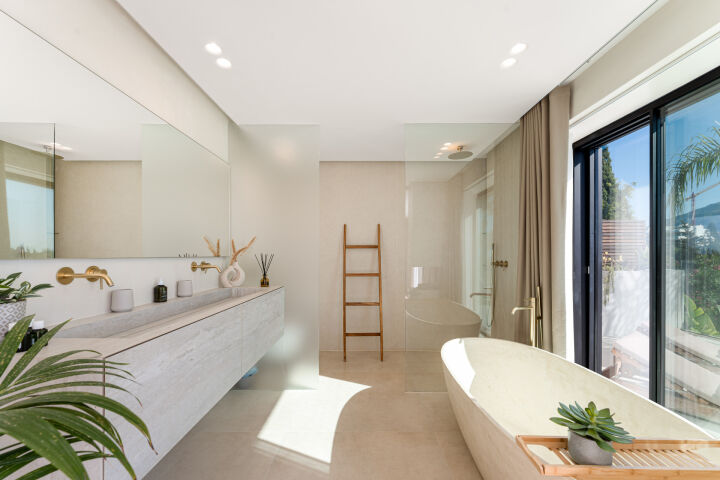 Villa View - Stunning Renovated Villa with Sea Views in Nueva Andalucía
