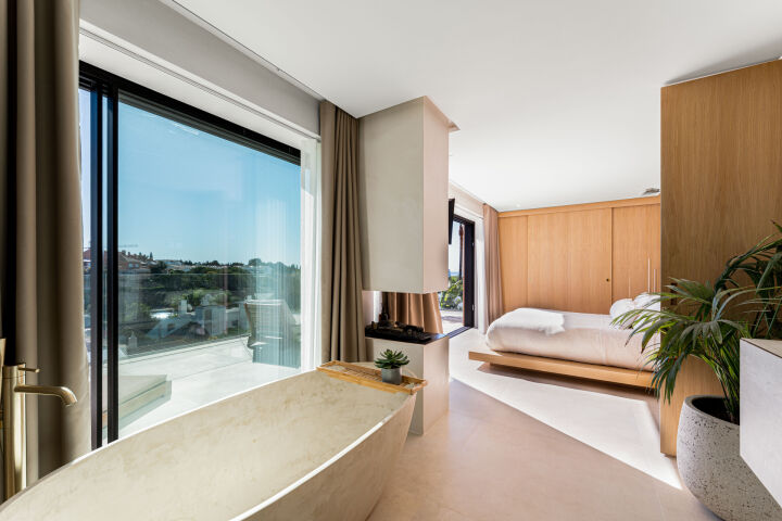 Villa View - Stunning Renovated Villa with Sea Views in Nueva Andalucía