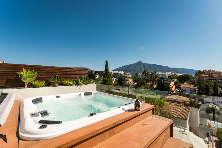 Villa View - Stunning Renovated Villa with Sea Views in Nueva Andalucía