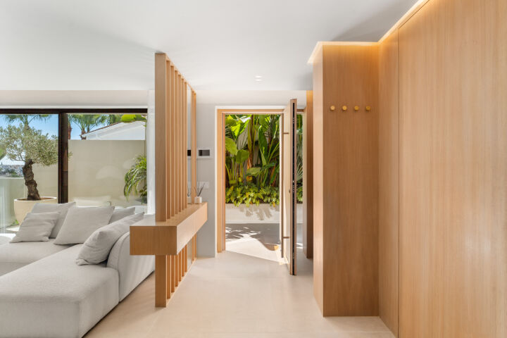Villa View - Stunning Renovated Villa with Sea Views in Nueva Andalucía