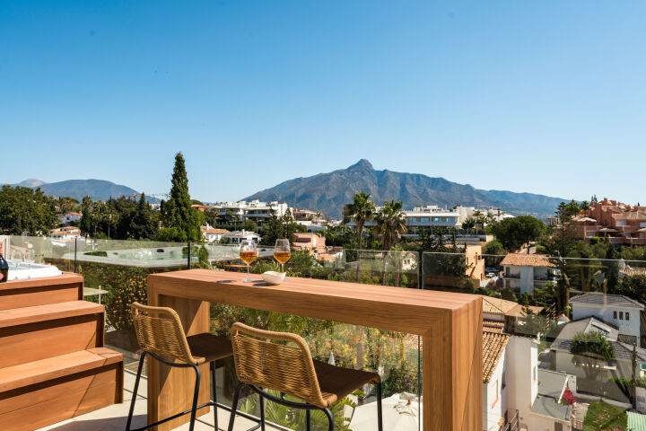 Villa View - Stunning Renovated Villa with Sea Views in Nueva Andalucía