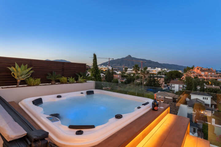 Villa View - Stunning Renovated Villa with Sea Views in Nueva Andalucía