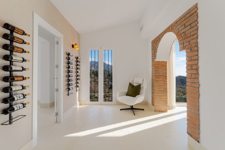 Villa Esencia - Villa de Lujo Renovada con Vistas al Mar en El Madroñal, Benahavís