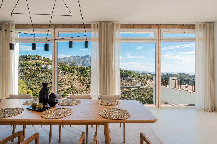 Villa Esencia - Villa de Lujo Renovada con Vistas al Mar en El Madroñal, Benahavís