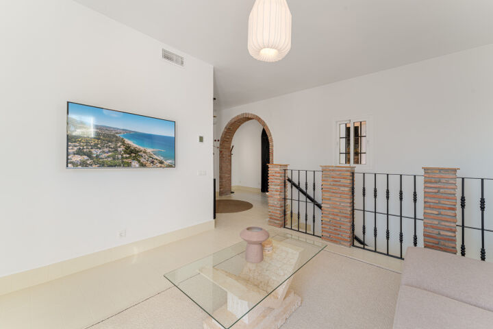 Villa Esencia - Villa de Lujo Renovada con Vistas al Mar en El Madroñal, Benahavís
