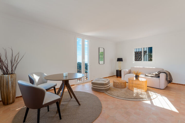 Villa Esencia - Villa de Lujo Renovada con Vistas al Mar en El Madroñal, Benahavís