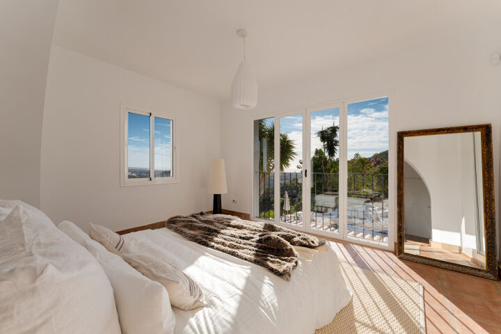 Villa Esencia - Villa de Lujo Renovada con Vistas al Mar en El Madroñal, Benahavís
