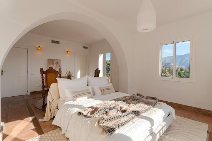 Villa Esencia - Villa de Lujo Renovada con Vistas al Mar en El Madroñal, Benahavís