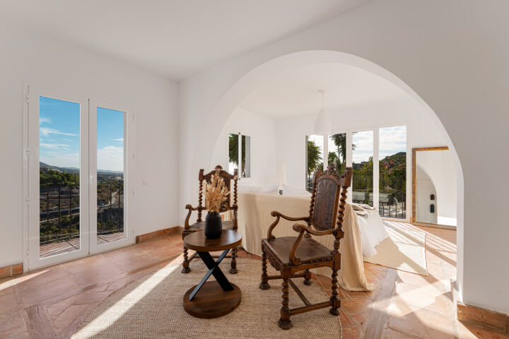 Villa Esencia - Villa de Lujo Renovada con Vistas al Mar en El Madroñal, Benahavís