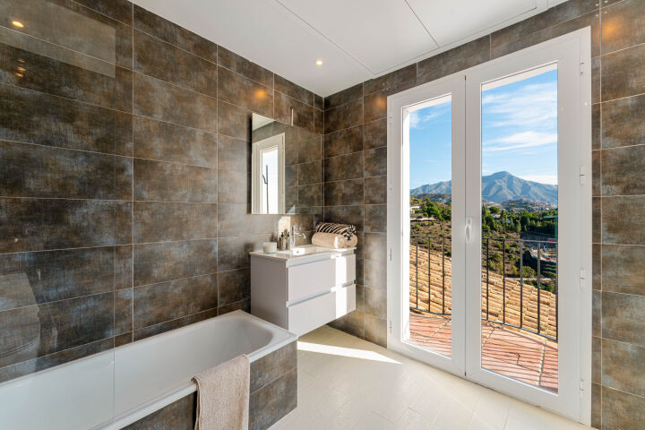 Villa Esencia - Villa de Lujo Renovada con Vistas al Mar en El Madroñal, Benahavís