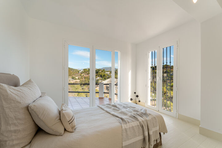 Villa Esencia - Villa de Lujo Renovada con Vistas al Mar en El Madroñal, Benahavís