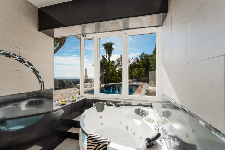 Villa Esencia - Villa de Lujo Renovada con Vistas al Mar en El Madroñal, Benahavís