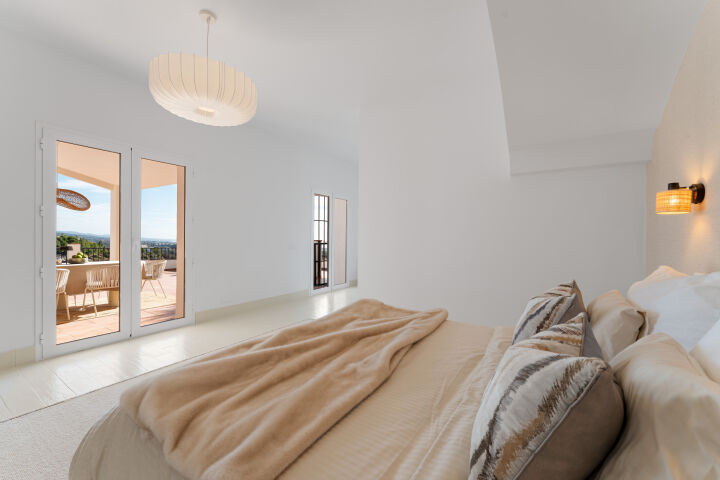 Villa Esencia - Villa de Lujo Renovada con Vistas al Mar en El Madroñal, Benahavís