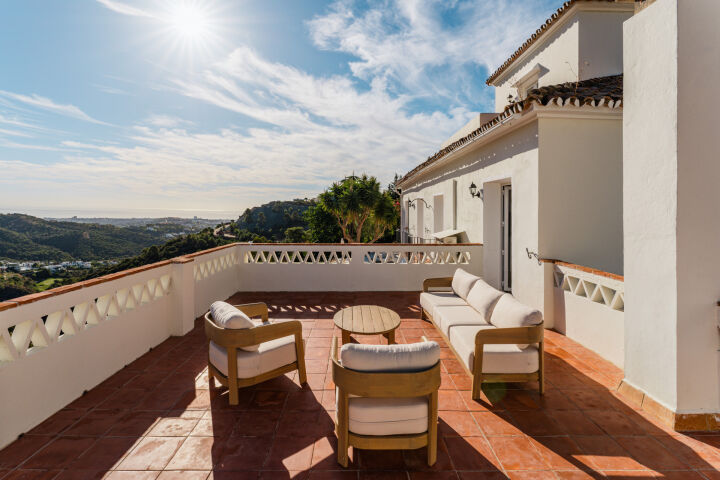 Villa Esencia - Villa de Lujo Renovada con Vistas al Mar en El Madroñal, Benahavís