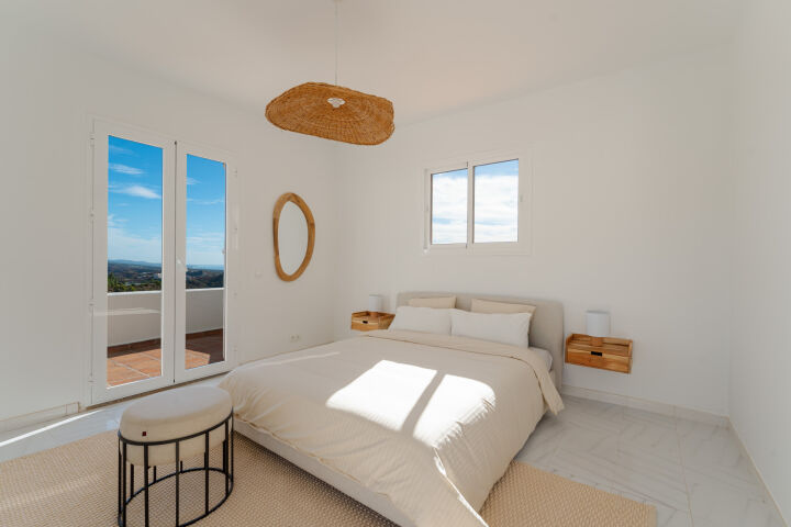 Villa Esencia - Villa de Lujo Renovada con Vistas al Mar en El Madroñal, Benahavís