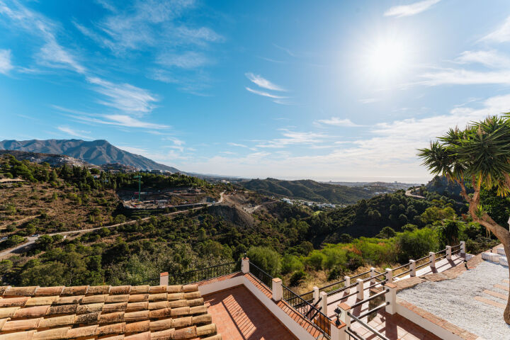 Villa Esencia - Villa de Lujo Renovada con Vistas al Mar en El Madroñal, Benahavís