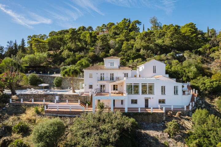 Villa Esencia - Villa de Lujo Renovada con Vistas al Mar en El Madroñal, Benahavís