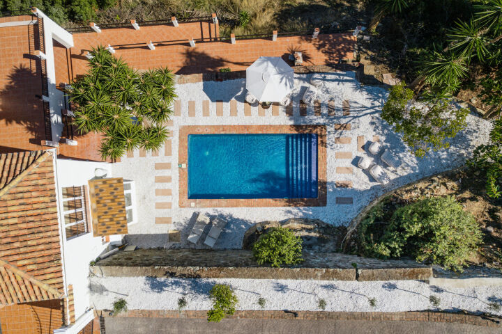 Villa Esencia - Villa de Lujo Renovada con Vistas al Mar en El Madroñal, Benahavís
