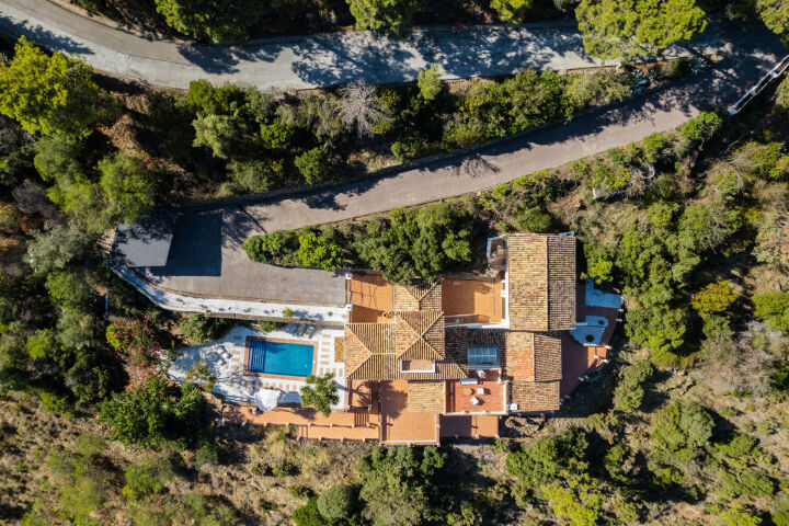 Villa Esencia - Villa de Lujo Renovada con Vistas al Mar en El Madroñal, Benahavís