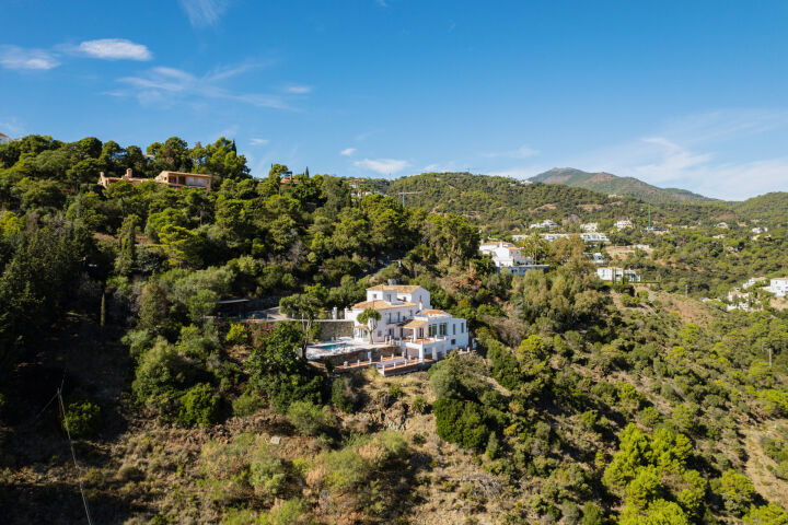 Villa Esencia - Villa de Lujo Renovada con Vistas al Mar en El Madroñal, Benahavís
