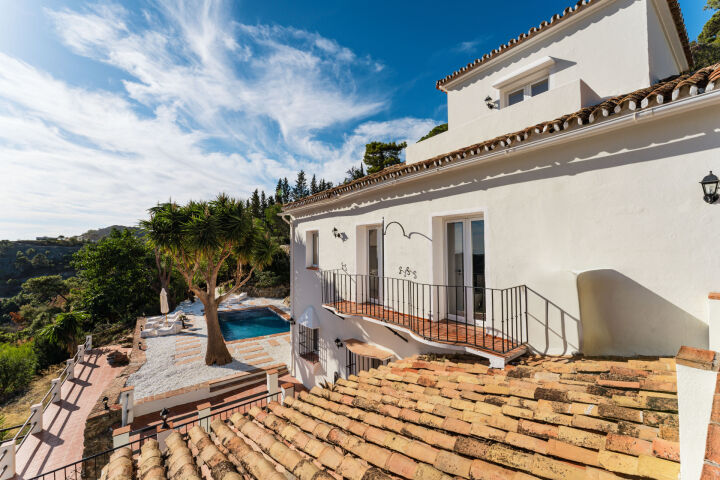 Villa Esencia - Villa de Lujo Renovada con Vistas al Mar en El Madroñal, Benahavís
