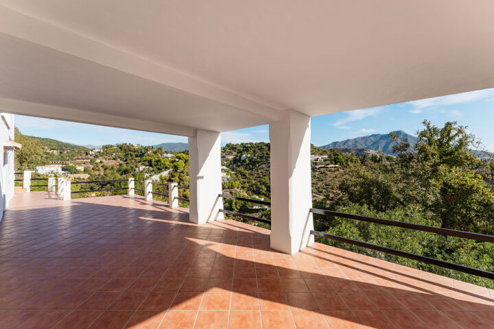 Villa Esencia - Villa de Lujo Renovada con Vistas al Mar en El Madroñal, Benahavís