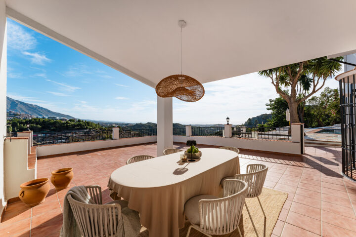 Villa Esencia - Villa de Lujo Renovada con Vistas al Mar en El Madroñal, Benahavís