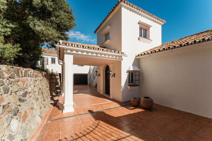 Villa Esencia - Villa de Lujo Renovada con Vistas al Mar en El Madroñal, Benahavís