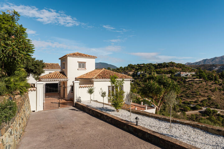 Villa Esencia - Villa de Lujo Renovada con Vistas al Mar en El Madroñal, Benahavís