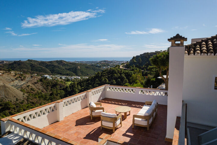 Villa Esencia - Villa de Lujo Renovada con Vistas al Mar en El Madroñal, Benahavís
