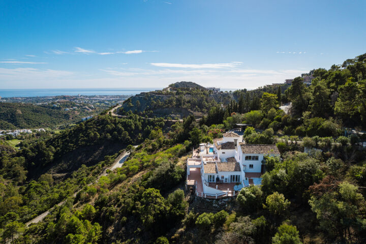 Villa Esencia - Villa de Lujo Renovada con Vistas al Mar en El Madroñal, Benahavís