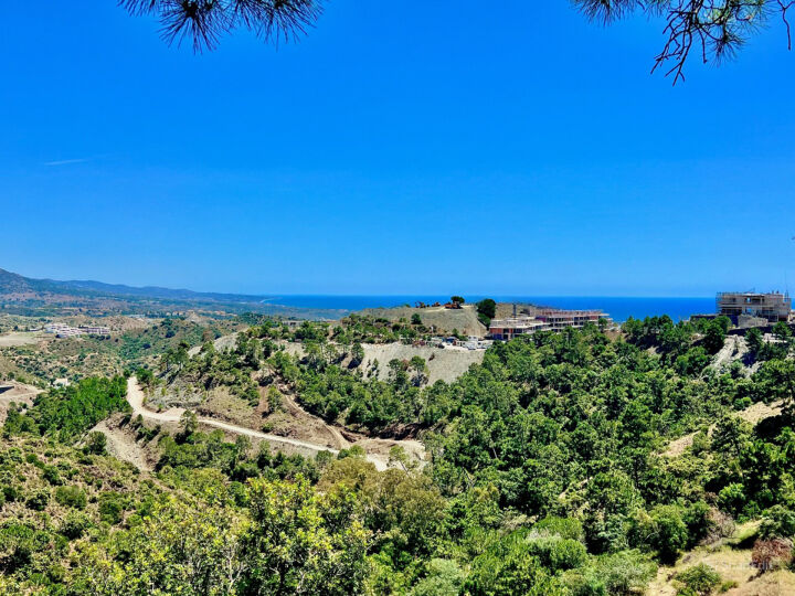 Plot One Thirty-Eight - Terrain avec projet approuvé de villa de luxe à El Madroñal, Benahavís