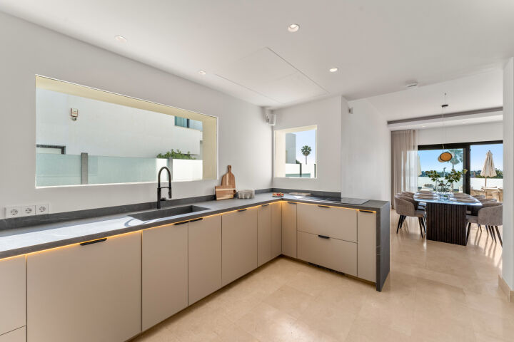 Villa Solara - Contemporary Luxury Villa with Frontline Golf Views in Benahavis